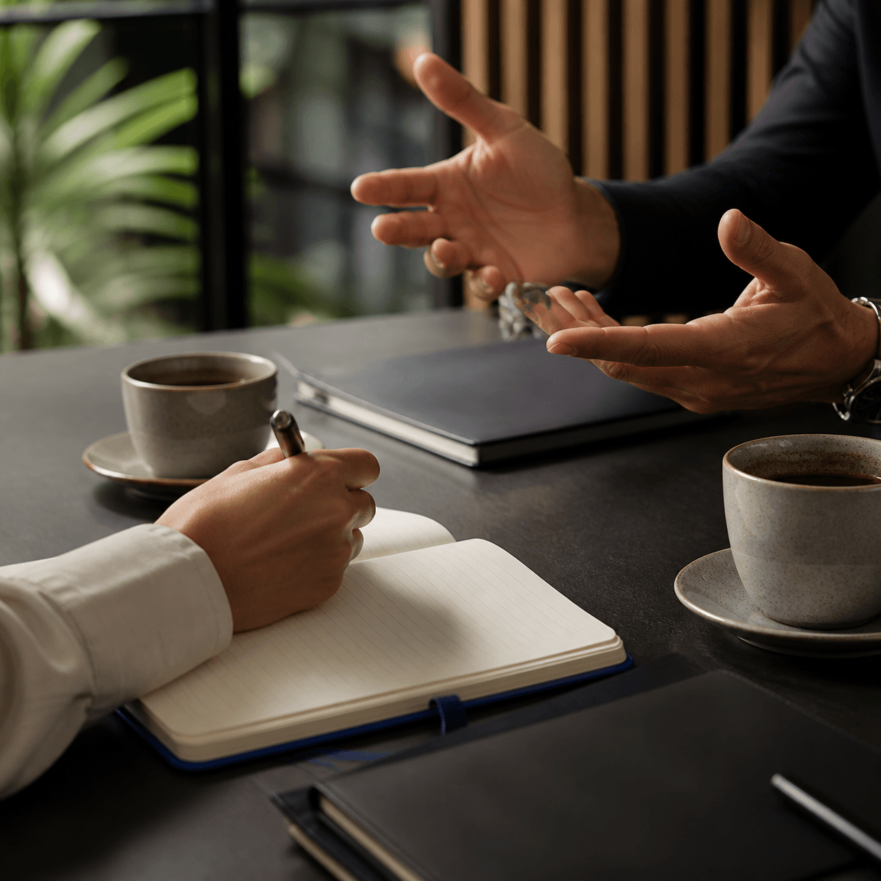 Conversa entre profissionais em uma reunião de trabalho