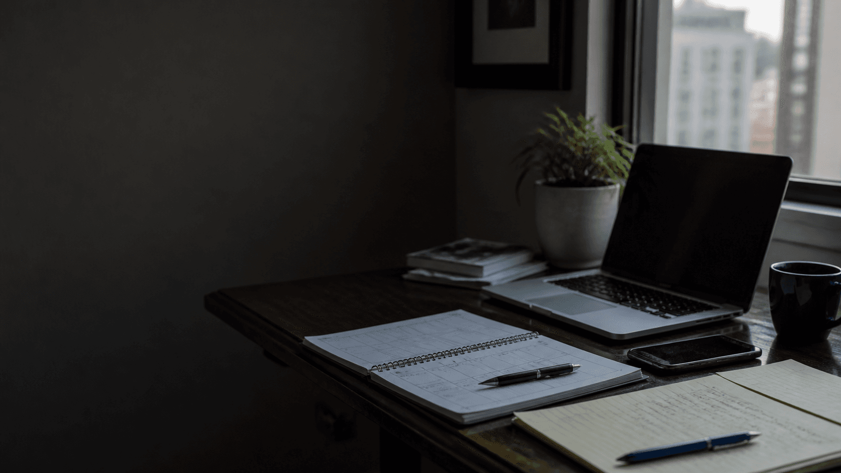 Mesa de escritório organizada para planejamento